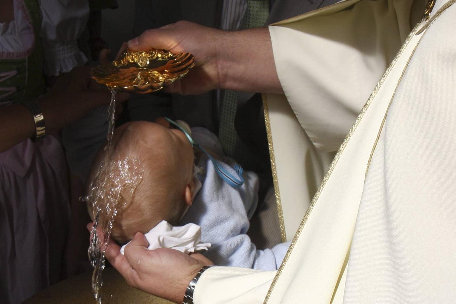 Eine Taufe mit Weihwasser: In Russland soll ein Priester ein Baby rüde ins Taufbecken gedrückt haben.