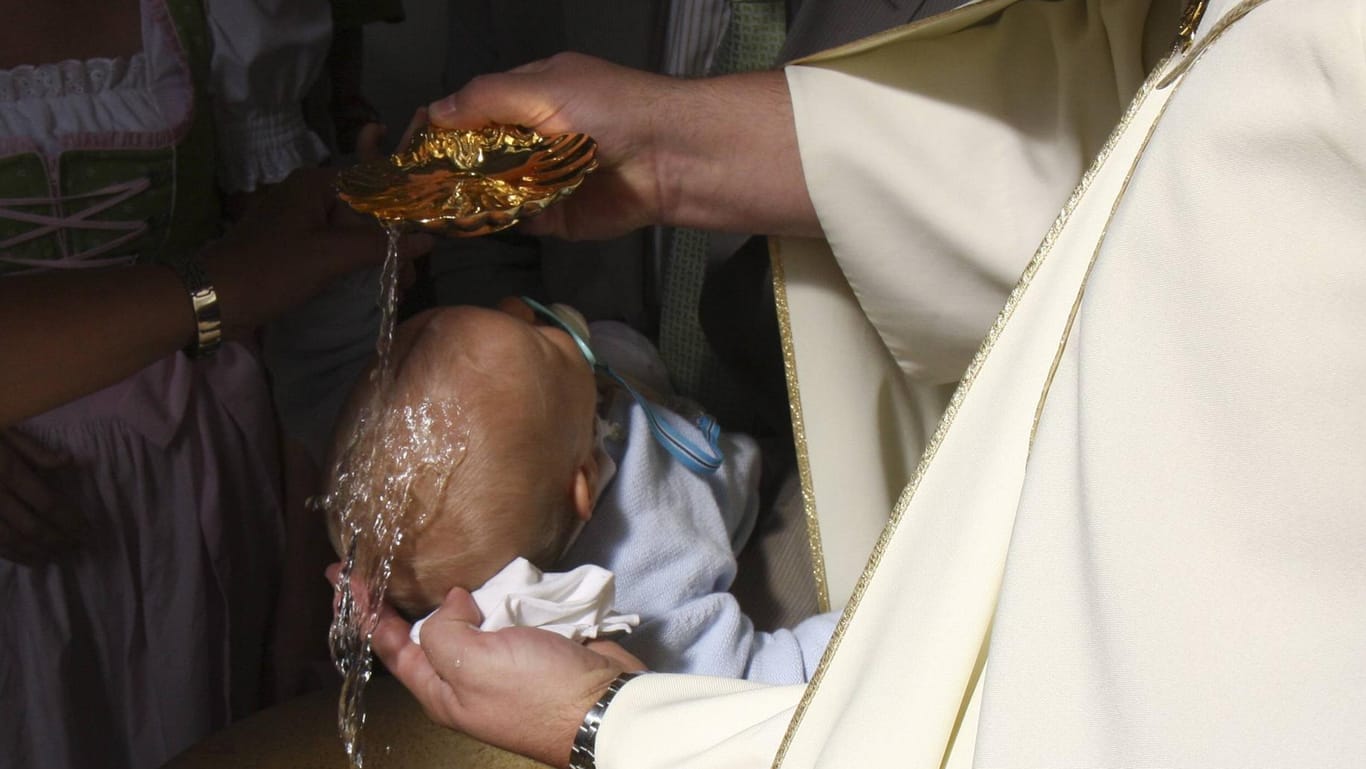 Eine Taufe mit Weihwasser: In Russland soll ein Priester ein Baby rüde ins Taufbecken gedrückt haben.