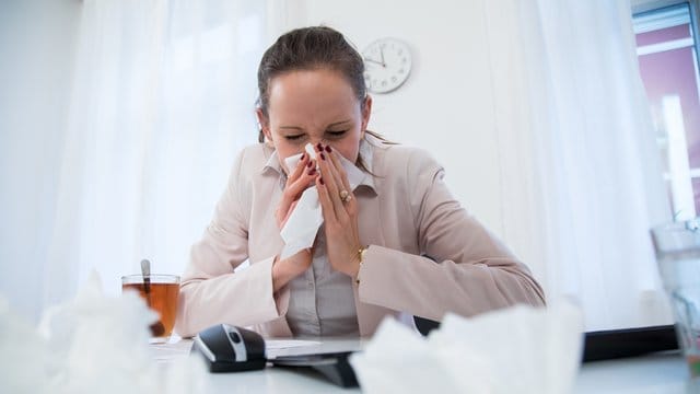 Das schlechte Gewissen treibt viele Beschäftigte ins Büro, auch wenn sie krank sind.