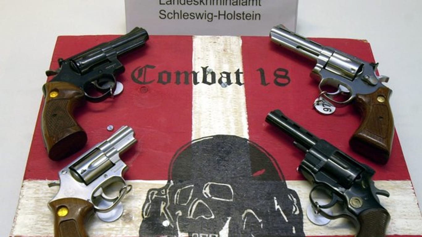 Sichergestellte Waffen des Neonazi-Netzwerks "Combat 18" in Kiel.