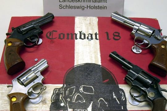 Sichergestellte Waffen des Neonazi-Netzwerks "Combat 18" in Kiel.