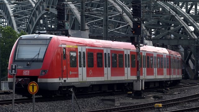 Verteidigungsministerium Annegret Kramp-Karrenbauer hat die Idee von Gratis-Bahnfahrten für Soldaten in Uniform ins Gespräch gebracht, um die Sichtbarkeit der Bundeswehr zu erhöhen.