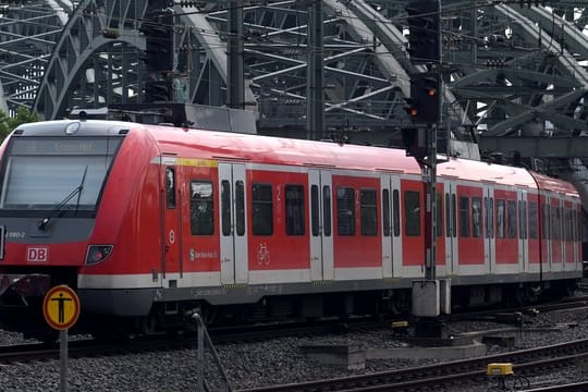 Verteidigungsministerium Annegret Kramp-Karrenbauer hat die Idee von Gratis-Bahnfahrten für Soldaten in Uniform ins Gespräch gebracht, um die Sichtbarkeit der Bundeswehr zu erhöhen.