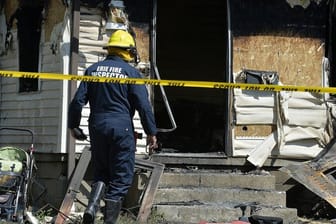 Ein Feuerwehrmann am Unglücksort in Erie im US-Staat Pennsylvania.