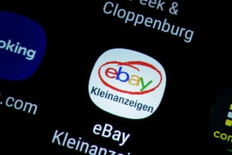 Ebay Kleinanzeigen auf einem Smartphone: Auf der Plattform lassen sich Waren kaufen und verkaufen.
