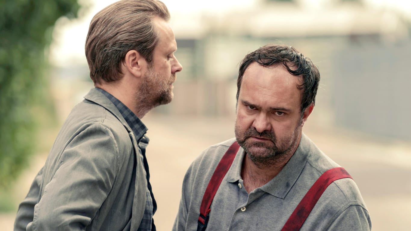 Köhler (Matthias Matschke) geht mit Guido (Tom Keune) vor die Tür, dieser ist außer sich vor Wut. (v.l.)