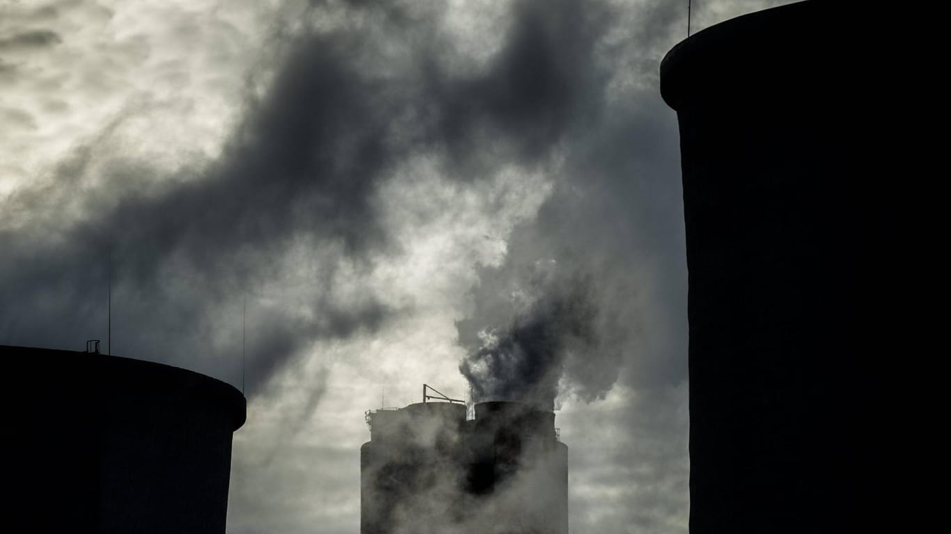 Braunkohlekraftwerk: Die beiden größten Volkswirtschaften USA und China überziehen sich seit Monaten gegenseitig mit höheren Zöllen – das wirkt sich negativ auf die Weltwirtschaft aus. (Symbolbild)