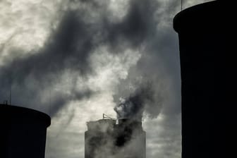 Braunkohlekraftwerk: Die beiden größten Volkswirtschaften USA und China überziehen sich seit Monaten gegenseitig mit höheren Zöllen – das wirkt sich negativ auf die Weltwirtschaft aus. (Symbolbild)