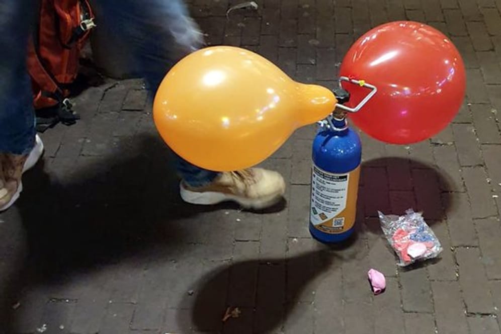 In Amsterdam verkauft ein Straßenhändler mit Lachgas gefüllte Luftballons.