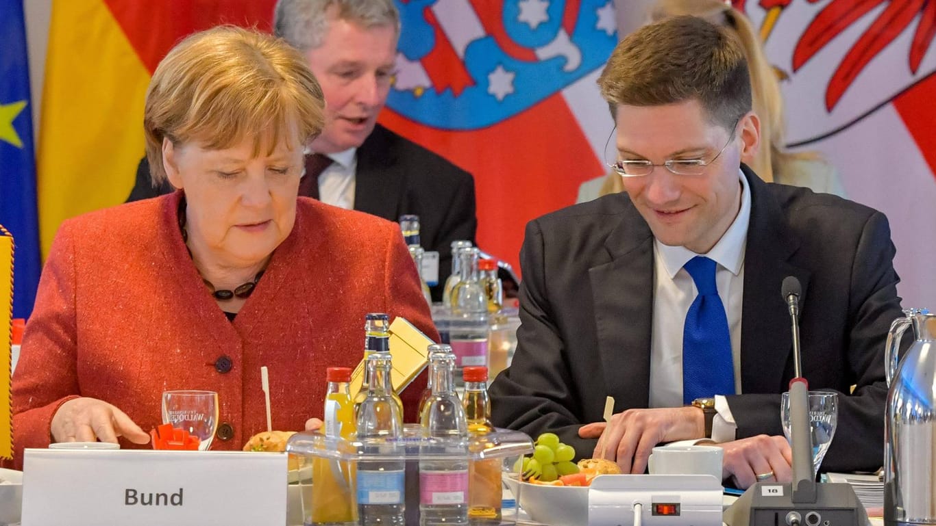 Bundeskanzlerin Angela Merkel mit Christian Hirte beim Treffen der ostdeutschen Ministerpräsidenten im April: Der Ostbeauftragte der Bundesregierung wirft der CDU Fehler im Umgang mit Ostdeutschland vor.