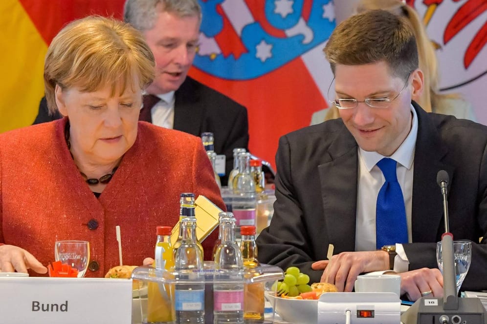 Bundeskanzlerin Angela Merkel mit Christian Hirte beim Treffen der ostdeutschen Ministerpräsidenten im April: Der Ostbeauftragte der Bundesregierung wirft der CDU Fehler im Umgang mit Ostdeutschland vor.