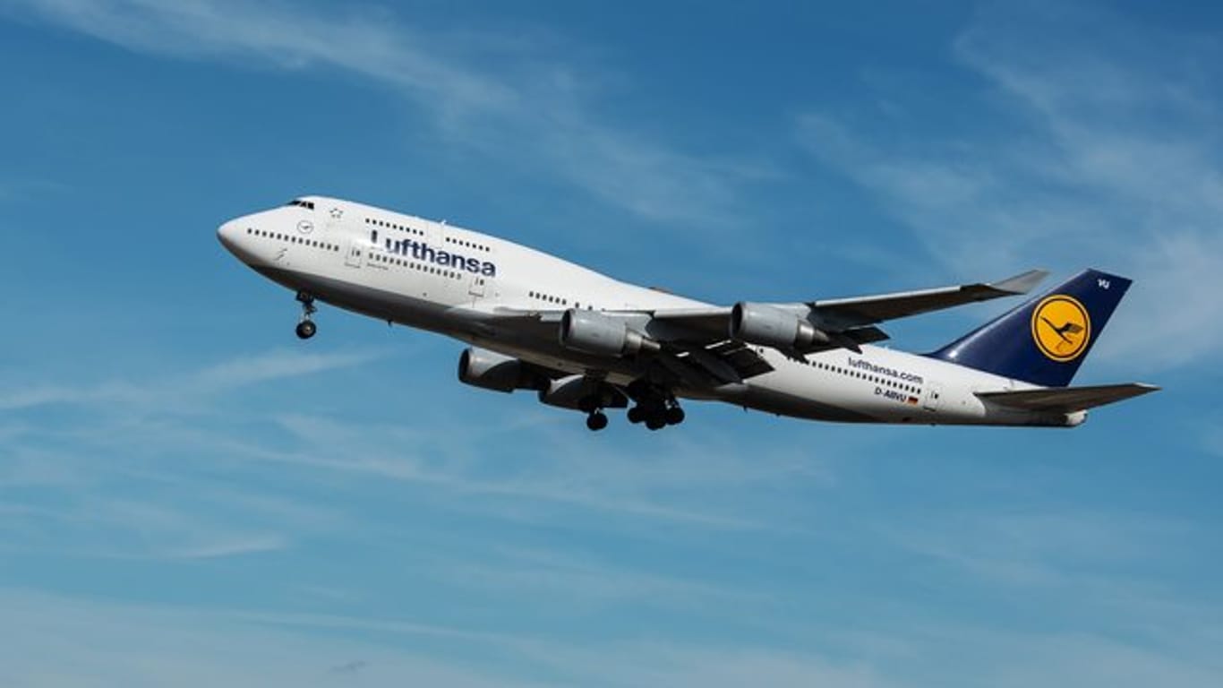 Boeing 747 der Lufthansa im Landeanflug auf Frankfurt.