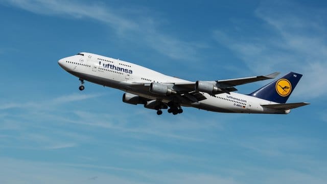 Boeing 747 der Lufthansa im Landeanflug auf Frankfurt.