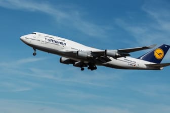 Boeing 747 der Lufthansa im Landeanflug auf Frankfurt.