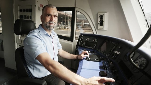 Lokführer-Quereinsteiger Vincenzo Traviglia sitzt im Führerstand eines Regionalverkehrszuges.