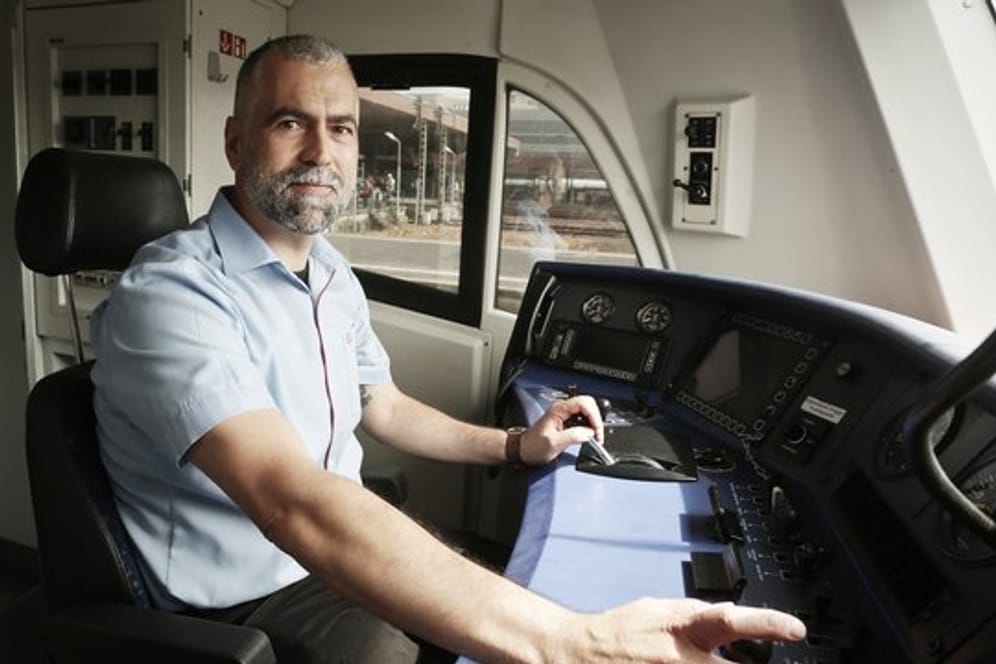 Lokführer-Quereinsteiger Vincenzo Traviglia sitzt im Führerstand eines Regionalverkehrszuges.