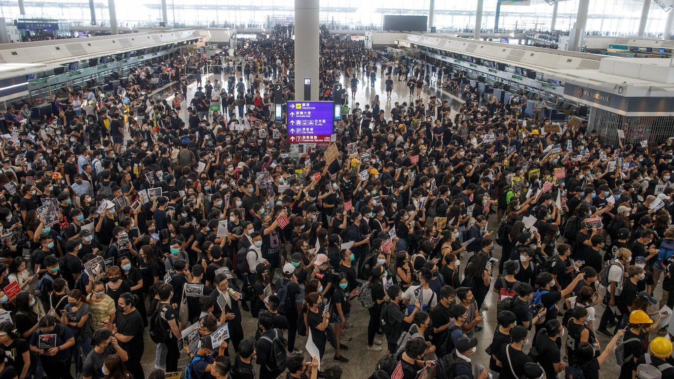 Protest am Flughafen: Tausende Demonstranten haben dafür gesorgt, dass der internationale Flughafen von Hongkong seinen Betrieb einstellen musste.