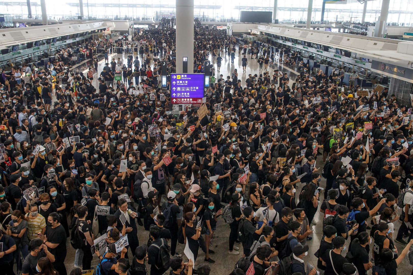 Protest am Flughafen: Tausende Demonstranten haben dafür gesorgt, dass der internationale Flughafen von Hongkong seinen Betrieb einstellen musste.