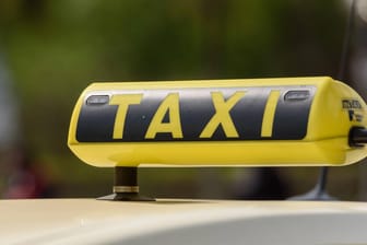 Ein Taxi: In Bayern ist eine Frau während der Fahrt angegriffen worden. (Symbolbild)