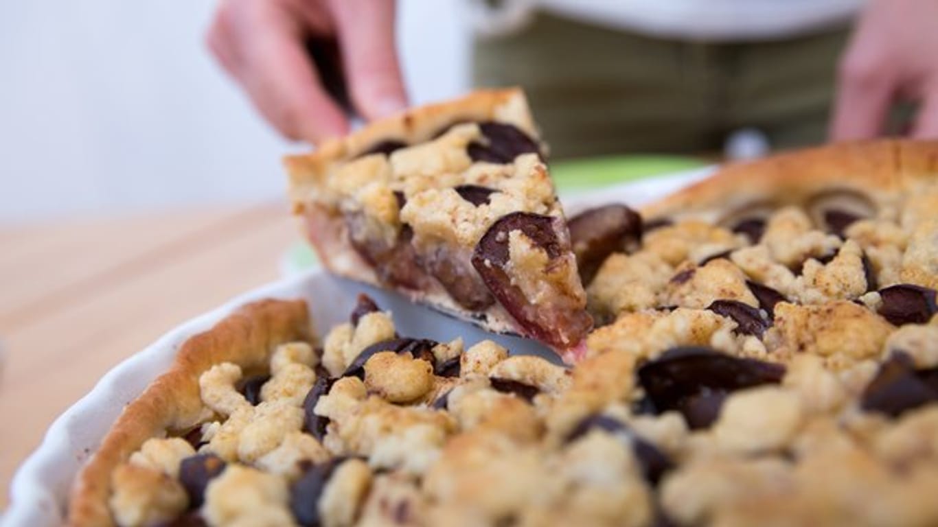 Damit der Pflaumenkuchen nicht durchweicht, sollten Zwetschgen statt Pflaumen verwendet werden.