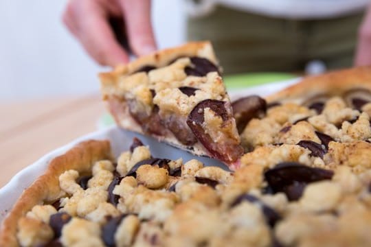 Damit der Pflaumenkuchen nicht durchweicht, sollten Zwetschgen statt Pflaumen verwendet werden.