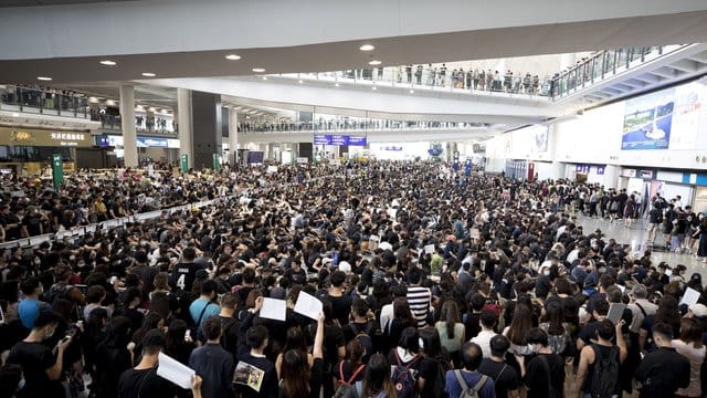 Anti-Regierungs-Proteste in der Ankunftshalle des Hongkonger Flughafens. Anti-Regierungs-Proteste in der Ankunftshalle des Hongkonger Flughafens.