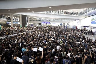 Anti-Regierungs-Proteste in der Ankunftshalle des Hongkonger Flughafens.