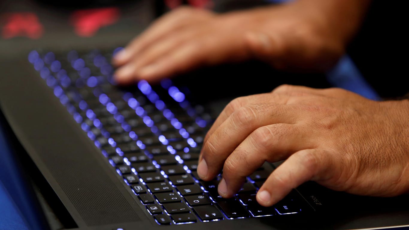 Ein Mann an einer Tastatur während der Hacker-Konferez DEF CON: Durch die Digitalisierung steigt die Gefahr von Hackerangriffen.
