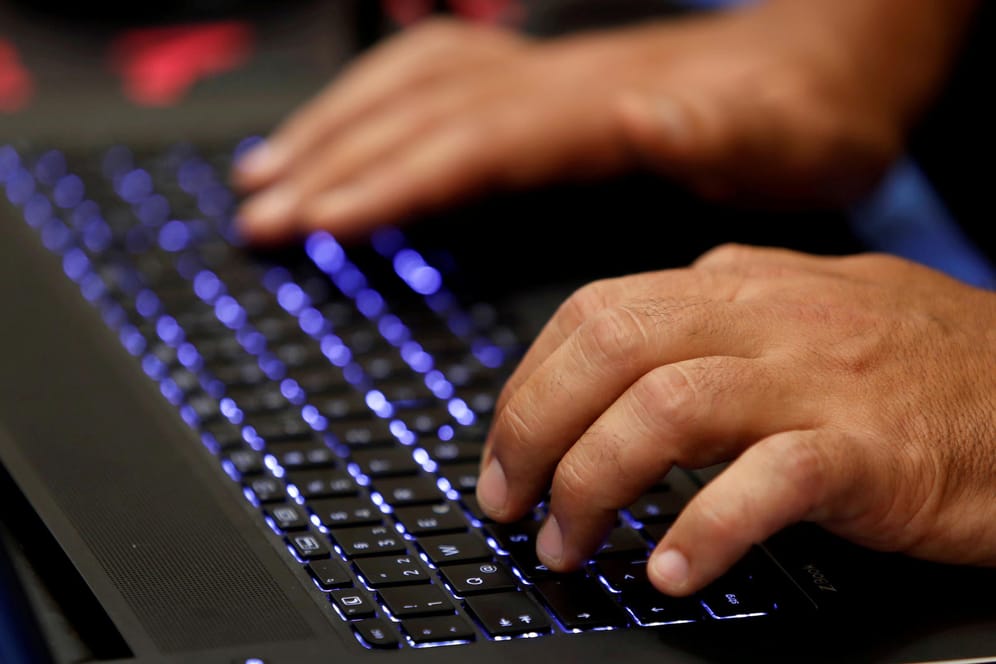 Ein Mann an einer Tastatur während der Hacker-Konferez DEF CON: Durch die Digitalisierung steigt die Gefahr von Hackerangriffen.