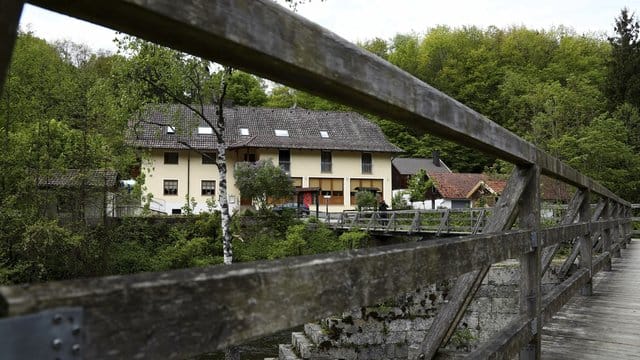 Blick auf die Pension, in der die drei Toten gefunden wurden. Blick auf die Pension, in der die drei Toten gefunden wurden.