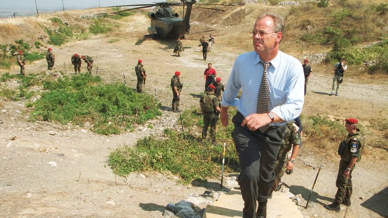 Der damalige Verteidigungsminister Rudolf Scharping in Prizren: Das Strahlenrisiko sei "vernachlässigbar" sagte der Politiker 2001 – dann stellten immer mehr Soldaten Anträge auf Wehrdienstbeschädigung.