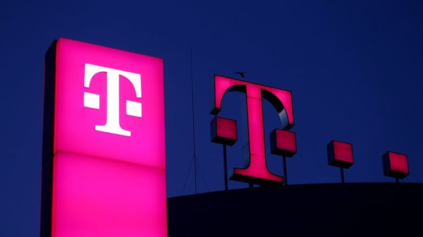 Das Logo der Telekom ist auf einem Dach zu sehen: Die Deutsche Telekom, Vodafone und Telefónica starteten den Dienst "Mobile Connect".