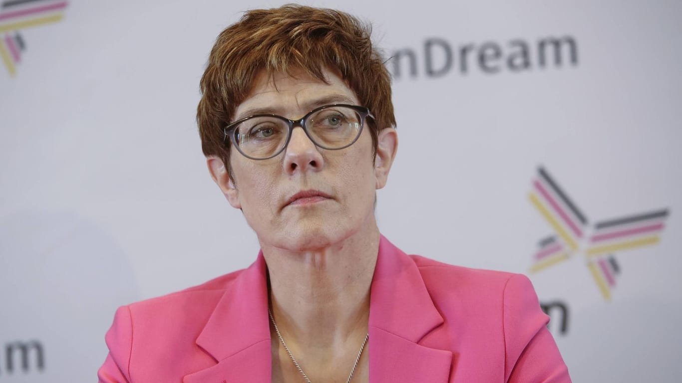 Annegret Kramp-Karrenbauer: Die Verteidigungsministerin setzt sich für Gratis-Bahnfahrten für Soldaten ein.