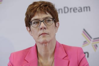 Annegret Kramp-Karrenbauer: Die Verteidigungsministerin setzt sich für Gratis-Bahnfahrten für Soldaten ein.