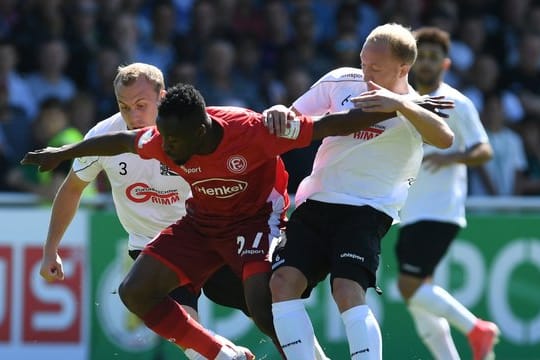 Der Düsseldorfer Nana Ampomah (M) hat sich verletzt.