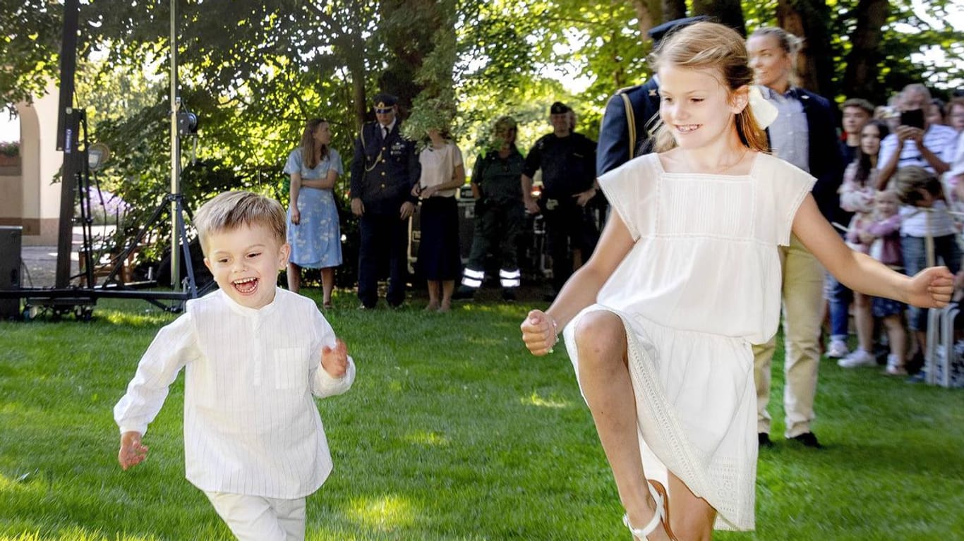 Prinz Oscar und Prinzessin Estelle: Hier amüsieren sich die Geschwister bei der öffentlichen Geburtstagsfeier ihrer Mutter im Juli.