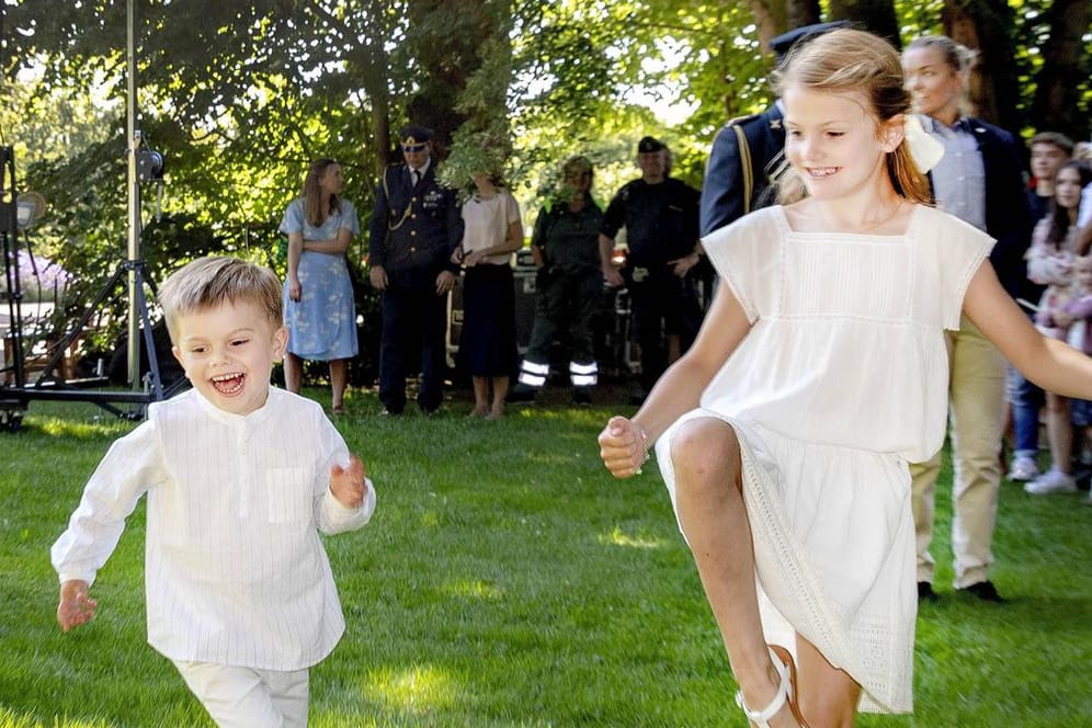 Prinz Oscar und Prinzessin Estelle: Hier amüsieren sich die Geschwister bei der öffentlichen Geburtstagsfeier ihrer Mutter im Juli.