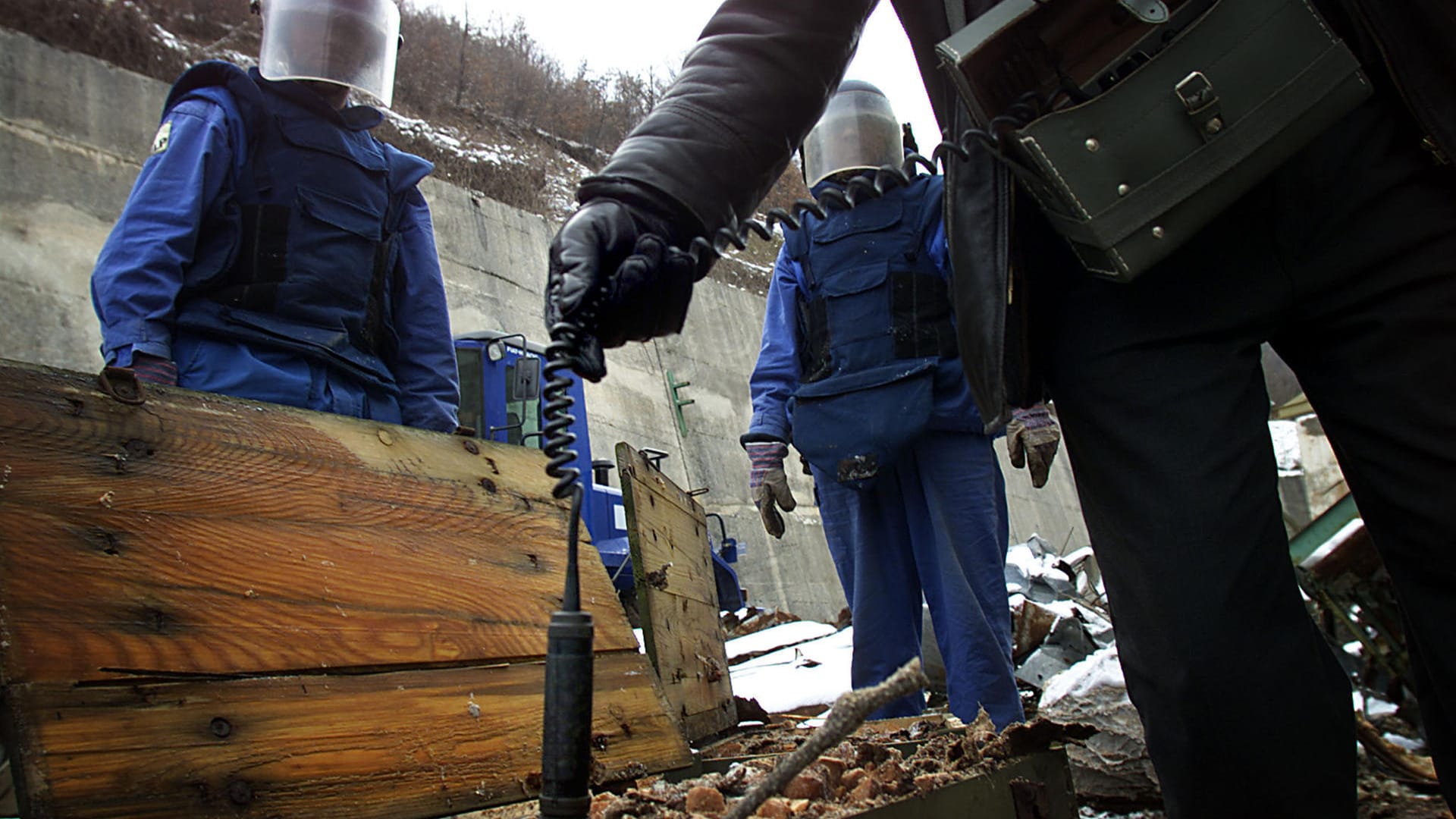 Sarajevo, 2001: Nach dem Bombardement einer Fabrik im Jahr 1995 untersuchen Nato-Kräfte das Gelände und nehmen Proben.