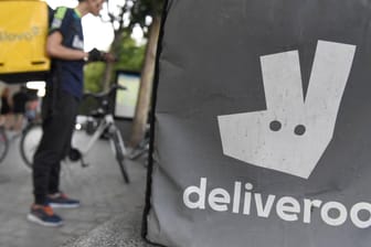 Tasche mit Deliveroo-Logo: Der Lieferdienst stellt zum 16. August seinen Service in Deutschland ein.