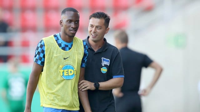 In München könnte Hertha-Coach Ante Covic (r) auf Neuzugang Dodi Lukebakio setzen.