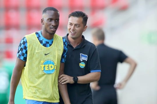 In München könnte Hertha-Coach Ante Covic (r) auf Neuzugang Dodi Lukebakio setzen.