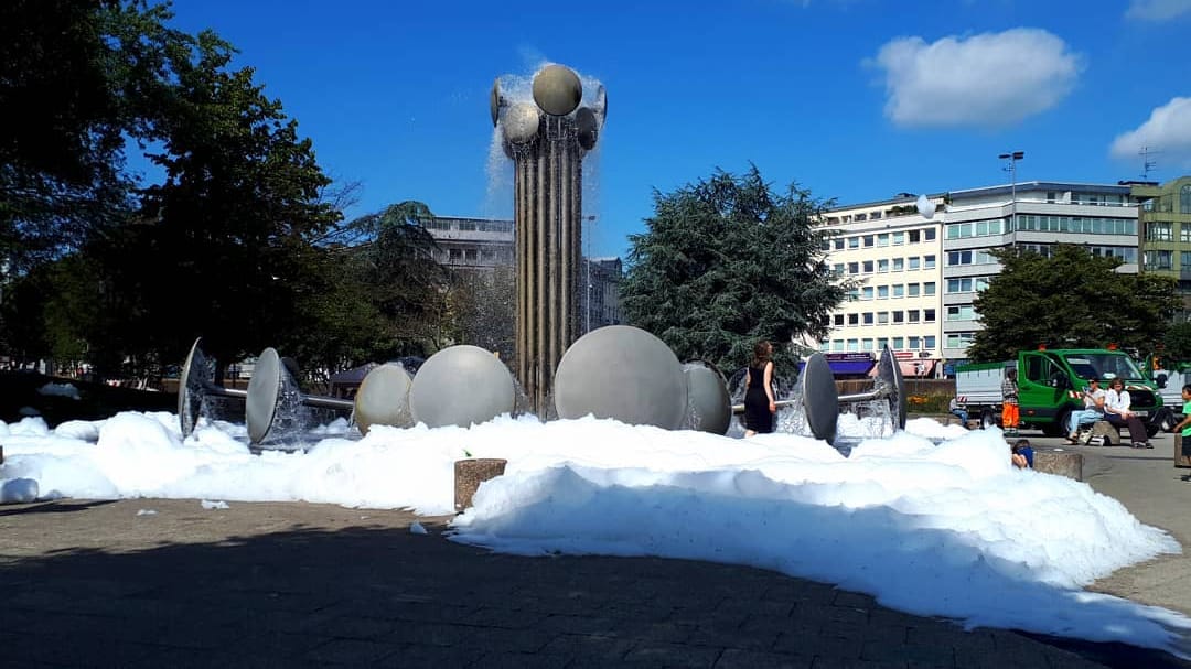 Der Brunnen am Ebertplatz in Köln: Hier sorgten Unbekannte für eine Schaumparty.