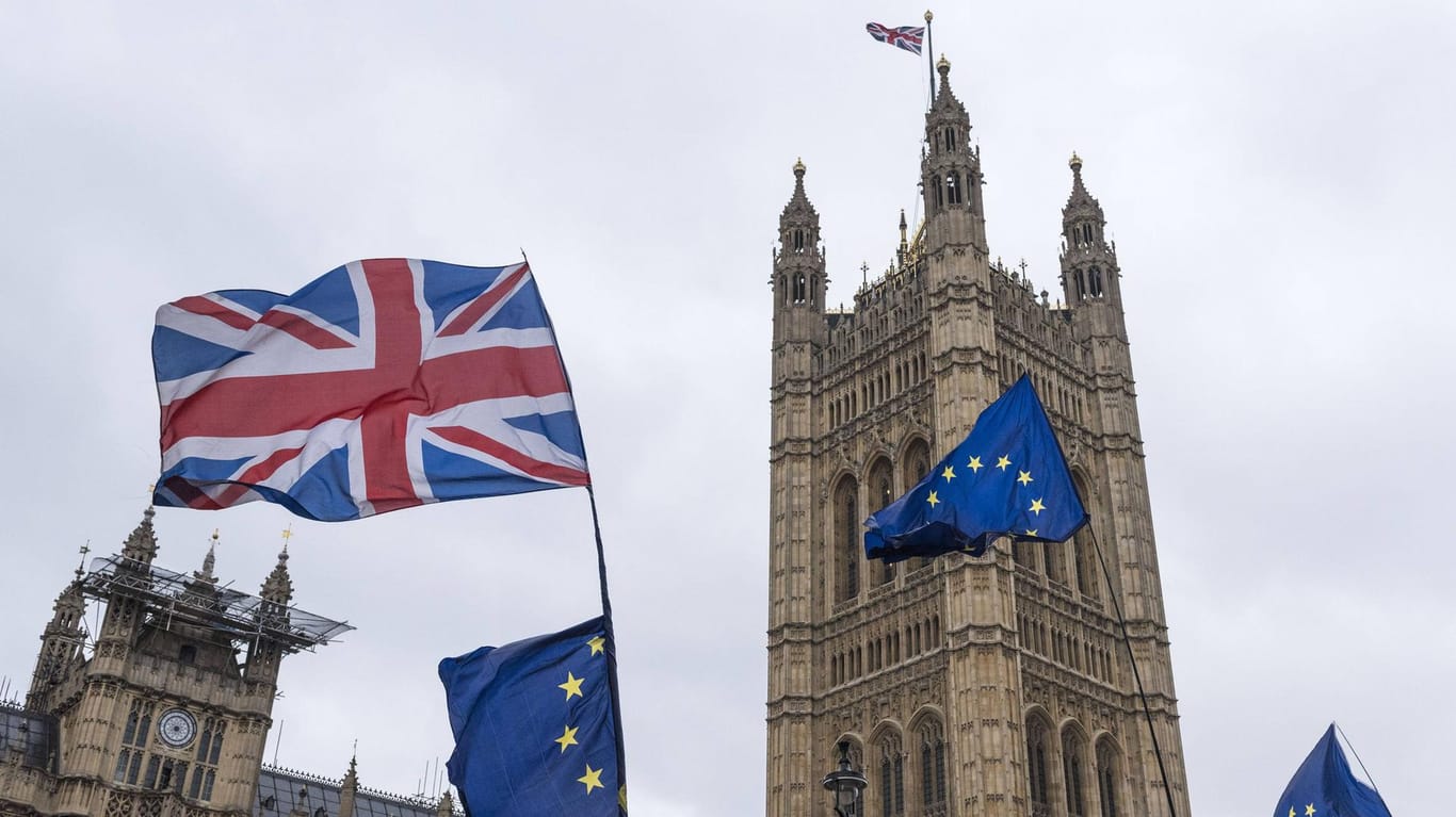 Britische und europäische Flaggen vor dem Parlament: Ein No-Deal-Brexit droht der Wirtschaft sehr zu schaden.