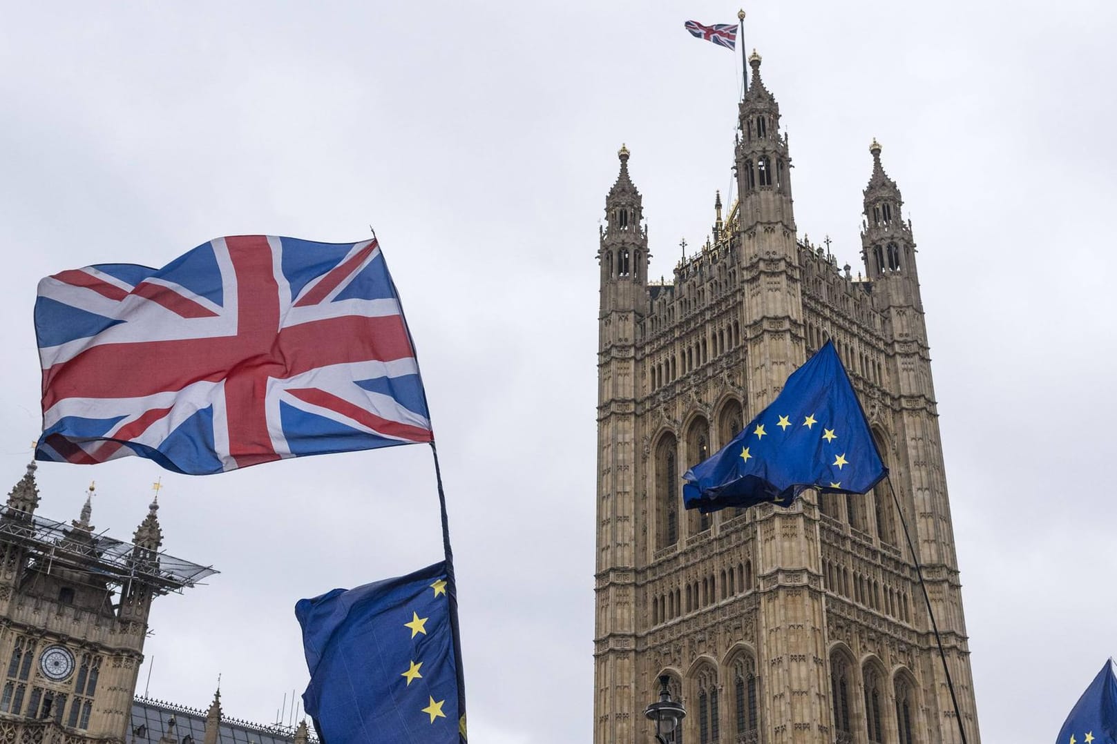 Britische und europäische Flaggen vor dem Parlament: Ein No-Deal-Brexit droht der Wirtschaft sehr zu schaden.