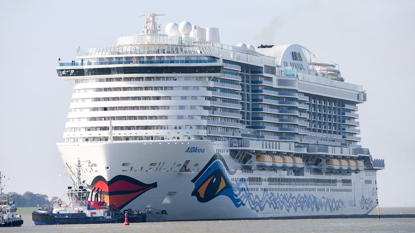 Kreuzfahrtschiff: Ein Blick auf das Kreuzfahrtschiff "AIDAnova" bei der Überführung auf der Ems. Das Schiff erhält für seinen emissionsarmem Flüssiggasantrieb (LNG) das Umweltzeichen "Blauer Engel".