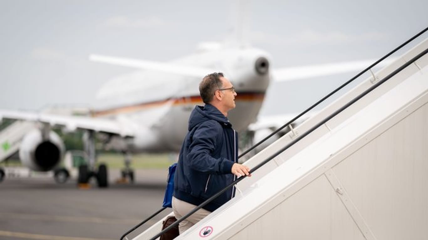 Außenminister Heiko Maas geht die Gangway zum Airbus A319 der Luftwaffe auf dem militärischen Teil des Flughafens Tegel hinauf.