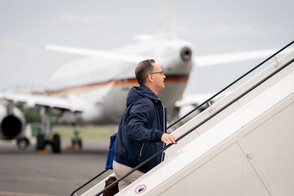 Außenminister Heiko Maas geht die Gangway zum Airbus A319 der Luftwaffe auf dem militärischen Teil des Flughafens Tegel hinauf.