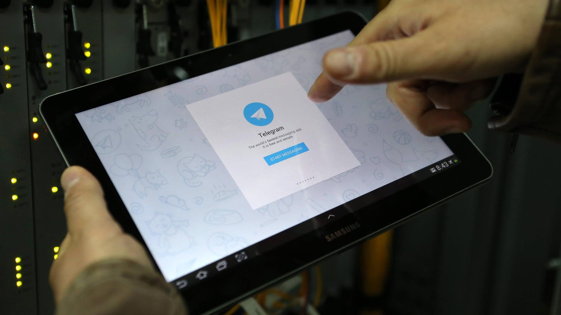 Ein Nutzer installiert Telegram auf einem Tablet: Der WhatsApp-Konkurrent hat ein neues Feature entwickelt. Ein Nutzer installiert Telegram auf einem Tablet: Der WhatsApp-Konkurrent hat ein neues Feature entwickelt.