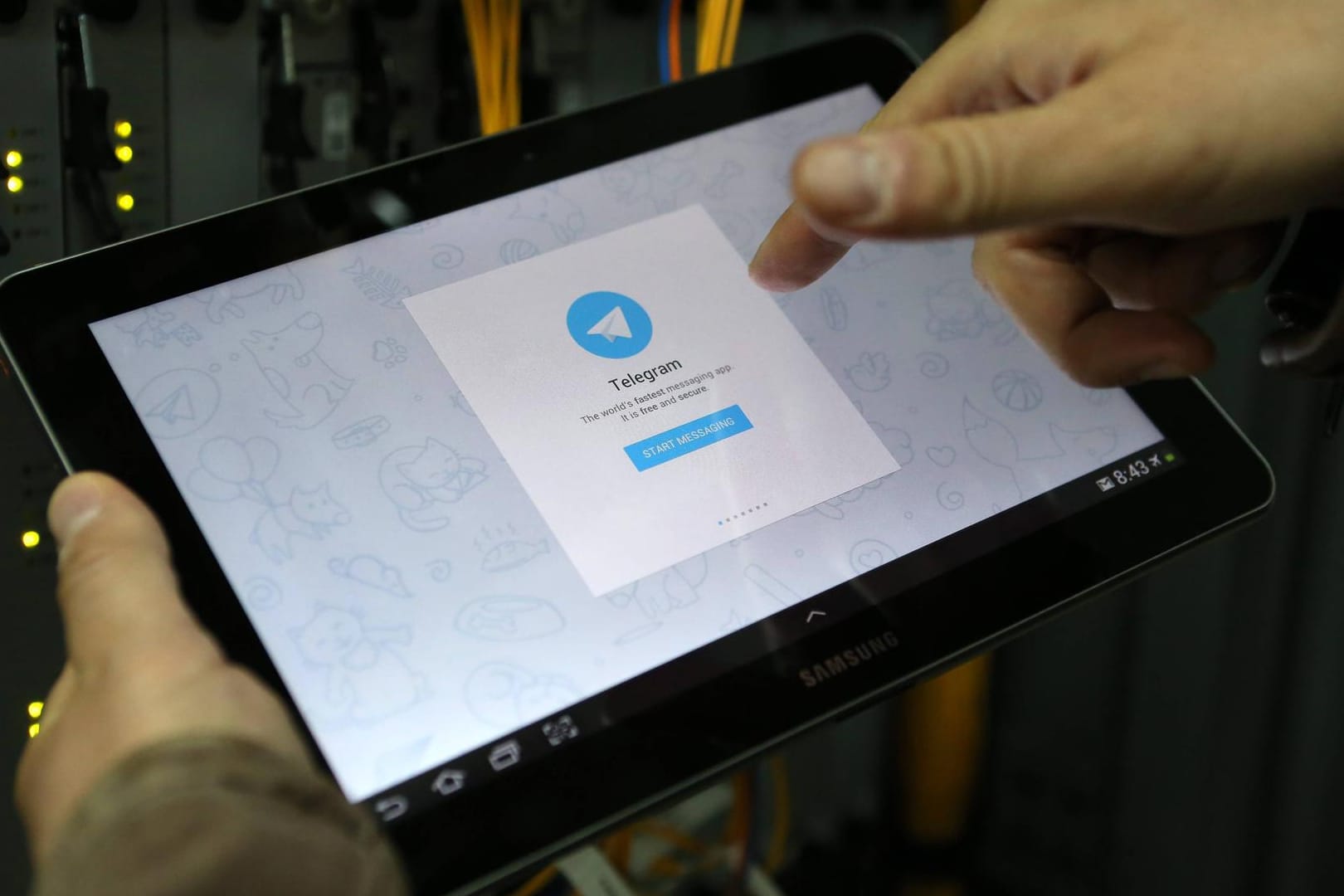 Ein Nutzer installiert Telegram auf einem Tablet: Der WhatsApp-Konkurrent hat ein neues Feature entwickelt.