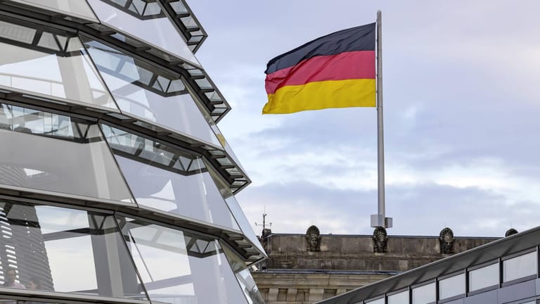 Der deutsche Bundestag: Die Ostdeutschen finden ihr Leben heute besser als zu DDR-Zeiten.